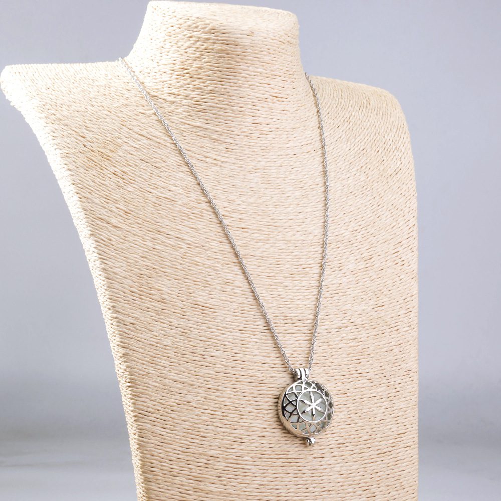 Hollow Pattern Luminous Pendant Necklace